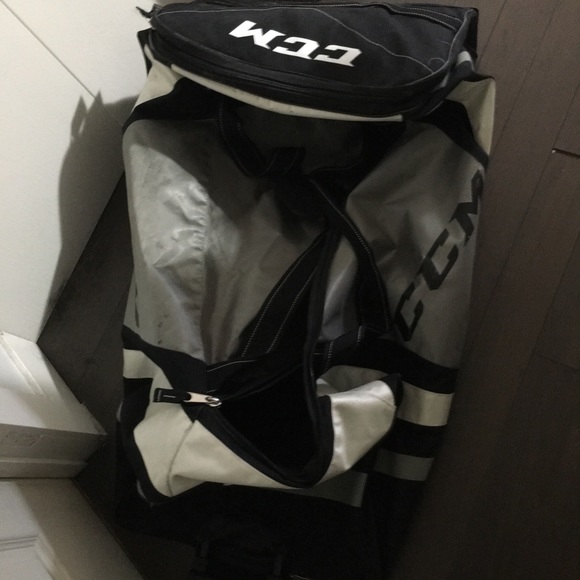 Goalie Hockey Bag on wheels - Picture 2 of 4